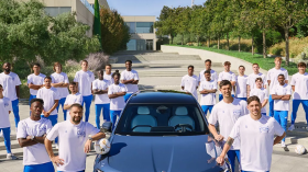 بالصور.. لاعبو ريال مدريد يستلمون سياراتهم الجديدة