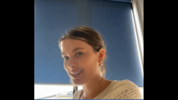 شاهد ماذا فعلت شابة بريطانية حرصا على آداء الصلاة في وقتها!