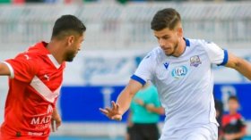 الرويسات تتعثّر.. لكن تنفرد بِالصدارة