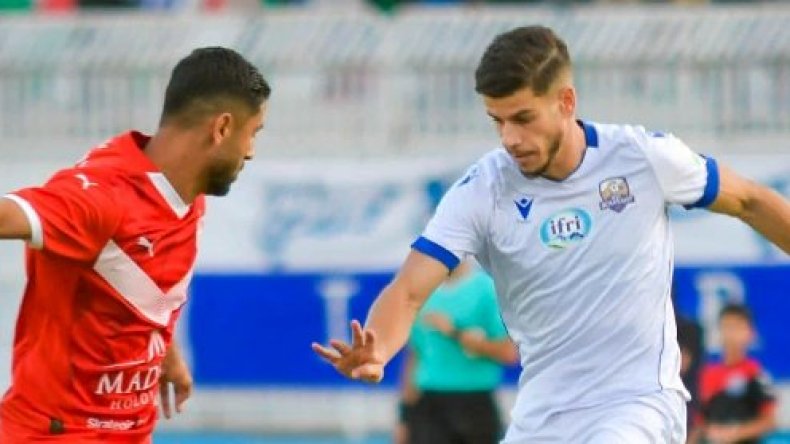 الرويسات تتعثّر.. لكن تنفرد بِالصدارة