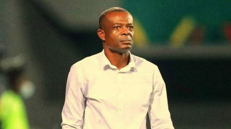 مدرب منافس “الخضر” يعود إلى منصبه بِأمر رئاسي