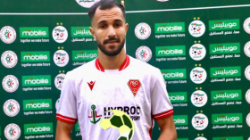 بالصور.. عوجان يتسلم جائزة أفضل لاعب لشهر سبتمبر