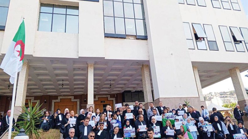 وقفة حقوقية في الجزائر لملاحقة مجرمي الحرب الصهاينة