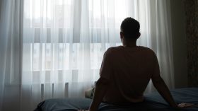 الاكتئاب الصباحي.. لمَ نستيقظ بمزاج معكر وتعب شديد؟