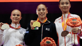 رئيس مفوضية الاتحاد الإفريقي يهنئ البطلة الجزائرية كيليا نمور