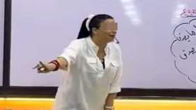 أستاذة فلسفة تثير الاستياء بتلقين الطالبات هذه العبارة!