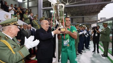 Le président de la République remet la coupe d’Algérie militaire à l’équipe de la Garde républicaine