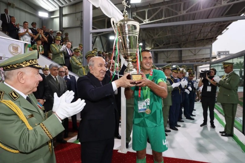 Le président de la République remet la coupe d’Algérie militaire à l’équipe de la Garde républicaine