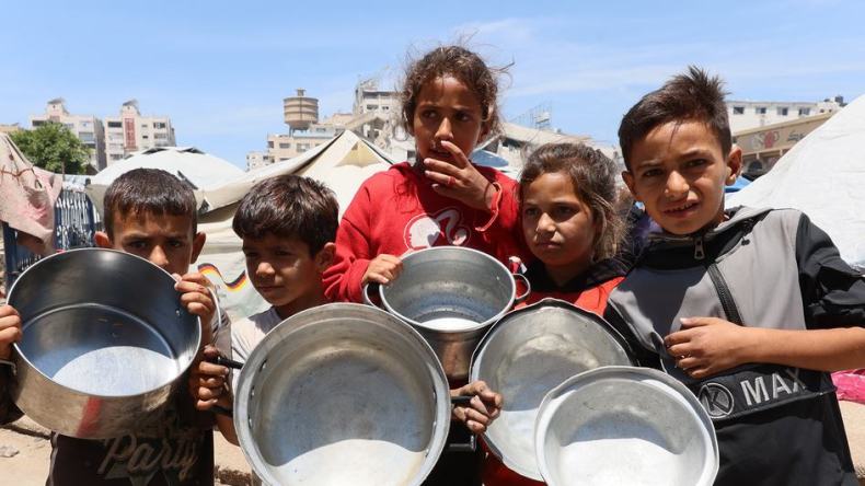 دخول 480 شاحنة مساعدات عبر المعابر إلى غزة