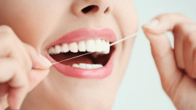 فوائده مذهلة.. لماذا يجب أن تنظف أسنانك بالخيط؟