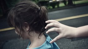 كيف تعلّم طفلك حماية نفسه من الاختطاف أو الضياع؟