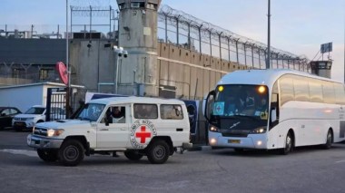 83 prisonniers palestiniens de la prison d’Ofer libérés par l’entité sioniste dans le cadre de la 1ère phase de l’accord de cessez-le-feu