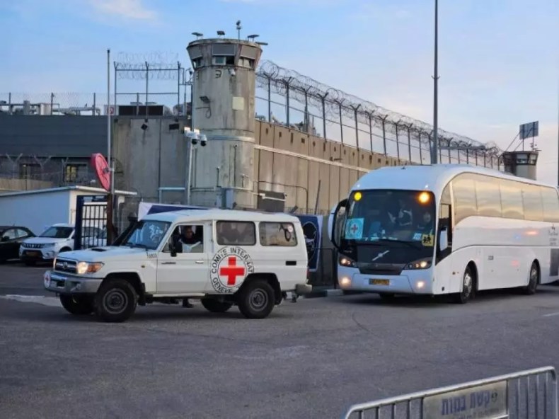 83 prisonniers palestiniens de la prison d’Ofer libérés par l’entité sioniste dans le cadre de la 1ère phase de l’accord de cessez-le-feu