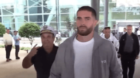 لاعبو “الخضر” يصلون تباعا إلى الجزائر تحسبا لمواجهتي الصومال وأوغندا (فيديو)