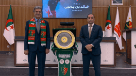 بالفيديو.. المدرب السابق للمولودية يستلم ميدالية اللقب التاسع