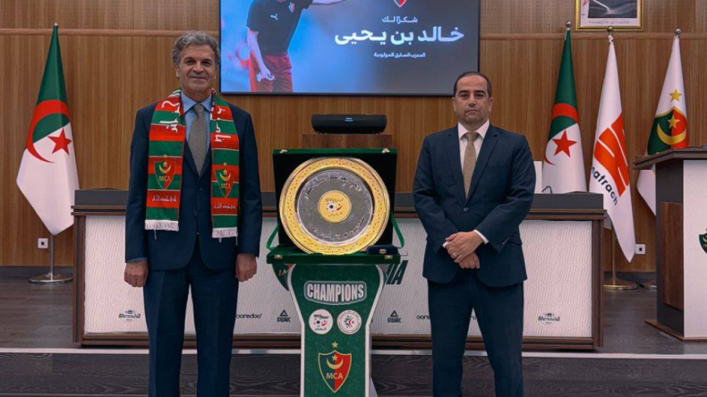 بالفيديو.. المدرب السابق للمولودية يستلم ميدالية اللقب التاسع