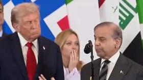 تعبيرات وجه غريبة لميلوني خلال مدح رئيس الوزراء الباكستاني لترامب!