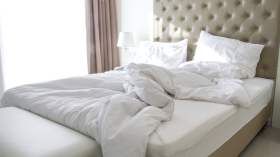 لماذا يجب أن تنتظري نصف ساعة لترتيب سريرك؟