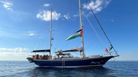 كان على متن أسطول الصمود.. الاحتلال يحتجز إسبانيا “عضّ” طبيبا صهيونيا!