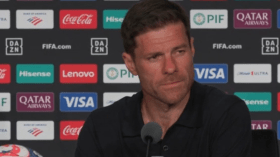 ألونسو يتلقى هدية غريبة بعد مباراة “كايرات” في دوري الأبطال (فيديو)