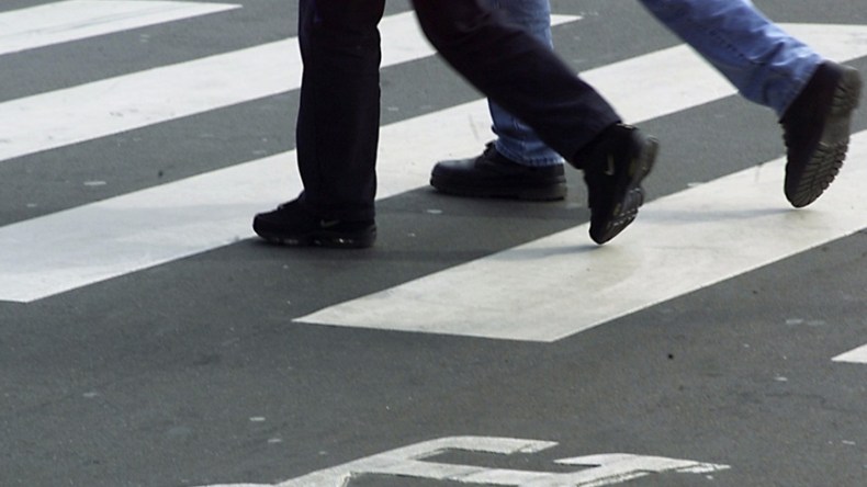 جزائريون يخاطرون بأرواحهم ويتجاهلون الإشارات عند قطع الطريق!