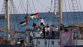 وجهاً لوجه أمام الصهيوني بن غفير.. أسطول الصمود يهتف “الحرية لفلسطين”