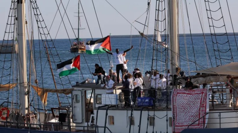وجهاً لوجه أمام الصهيوني بن غفير.. أسطول الصمود يهتف “الحرية لفلسطين”
