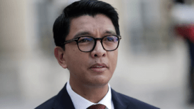 رئيس مدغشقر يهرب من البلاد بعد احتجاجات الجيل “زد”