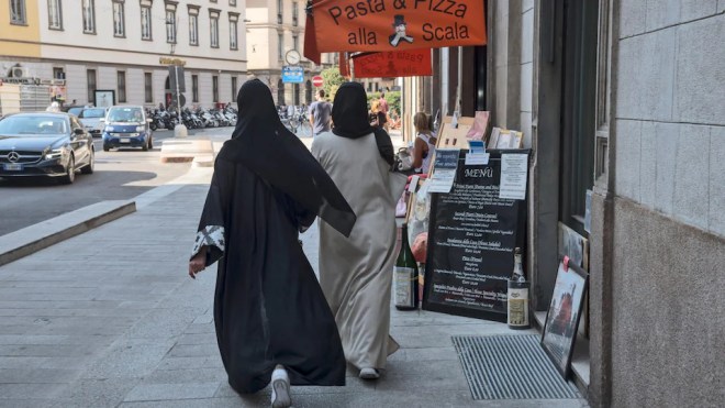 حظر البرقع والنقاب.. إيطاليا تخطط لكشف وجوه المسلمات