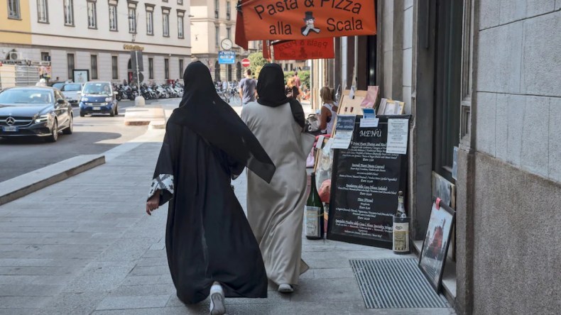 حظر البرقع والنقاب.. إيطاليا تخطط لكشف وجوه المسلمات