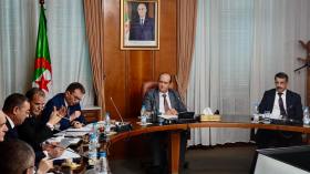 الوزير الأول يترأس اجتماعا للحكومة