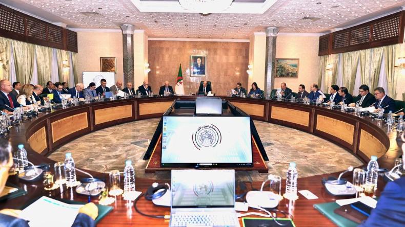الوزير الأول يجتمع مع المتعاملين الاقتصاديين الذين وقّعوا عقودا خلال معرض “IATF”