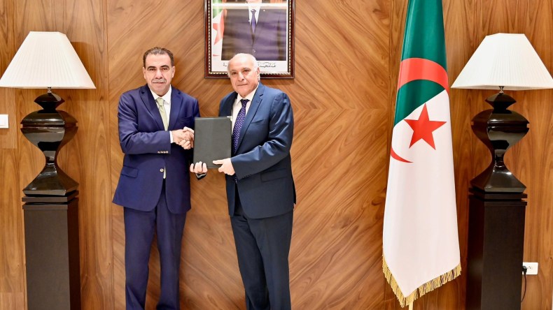 عطاف يتسلم اوراق اعتماد سفير لبنان لدى الجزائر