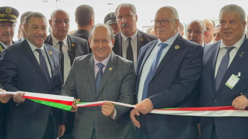 سيفي غريب يُدشن وحدة إنتاج الخرسانة بالمسيلة