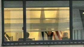 صورة مكشوفة لنتنياهو في فندق أمريكي تثير الجدل!