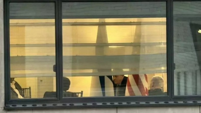 صورة مكشوفة لنتنياهو في فندق أمريكي تثير الجدل!