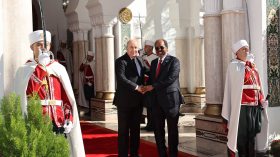 الرئيس الصومالي ينهي زيارته إلى الجزائر