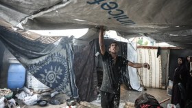 خيام النازحين في قطاع غزة تغرق تحت الأمطار بسبب غياب مقوّمات الإيواء