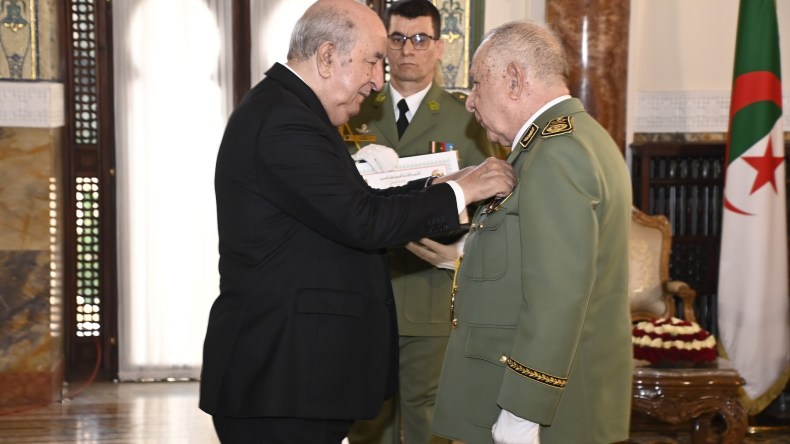 الرئيس تبون يسدي 3 أوسمة عسكرية جديدة