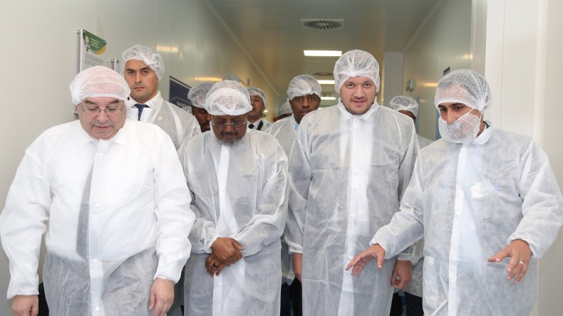 خلال زيارة الرئيس الصومالي.. مجمع صيدال يستعرض قدراته الصناعية