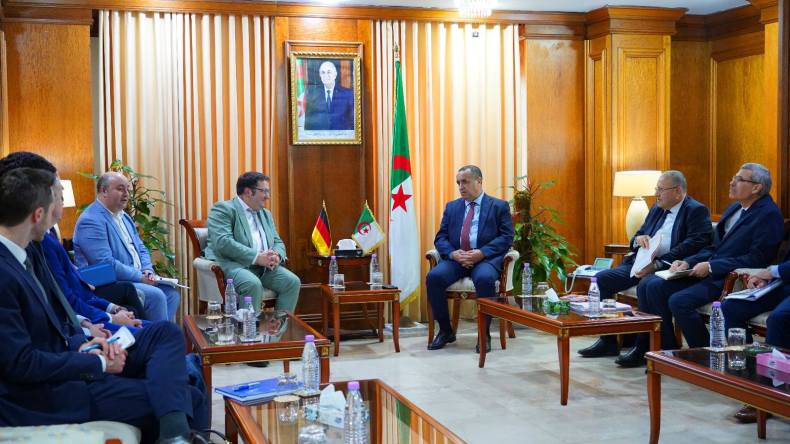 الجزائر وألمانيا تبحثان آفاق الاستثمار في الطاقات المتجددة