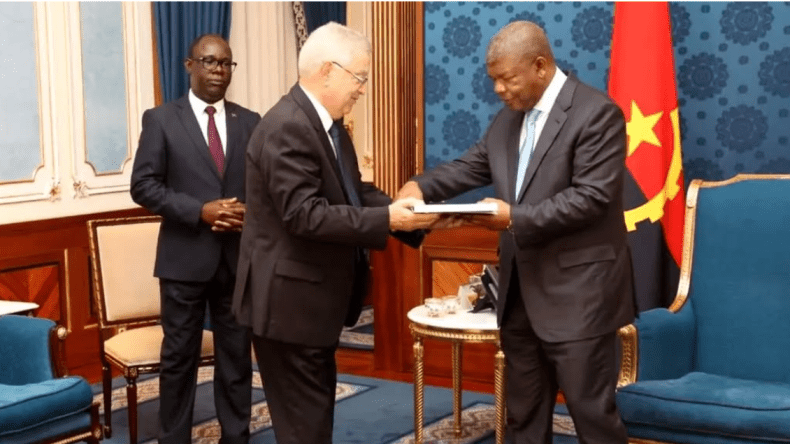 رئيس الجمهورية يبعث برسالة إلى نظيره الأنغولي