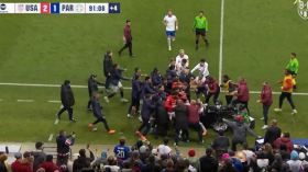 بِالفيديو: اختلاط الحابل بِالنّابل في مباراة أمريكا والباراغواي