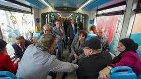 بالصور.. وزيرة الثقافة تصنع الحدث بتنقلها عبر “الترامواي” وحديثها عن مشروع هام!