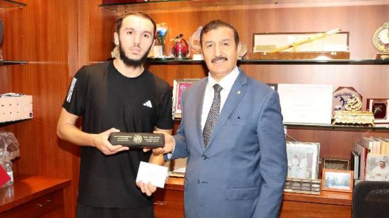 سفير الجزائر بِقطر يطمئنّ على صحّة غويري وبلايلي