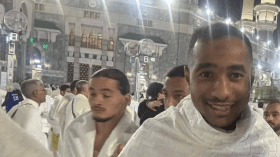 بالصور.. لاعبو “الخضر” يؤدون مناسك العمرة بعد مباراة زيمبابوي