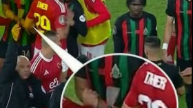 بالفيديو.. جماهير الجيش الملكي ترشق لاعبي الأهلي المصري بقارورات وأداة حادة