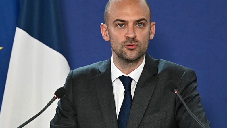 وزير خارجية فرنسا يلغم زيارة زميله في الحكومة إلى الجزائر