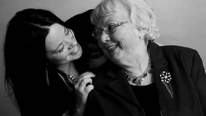 امرأة مسنة تهدي زوجة ابنها شقة كاملة.. ما السبب؟