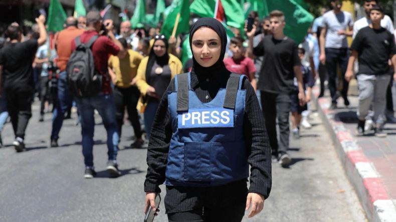 ” هاجمتني الصراصير”.. صحفية فلسطينية تروي ما جرى لها في المعتقل!